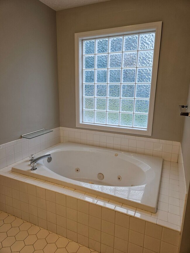 Building Photo - NEW LISTING!!!!!