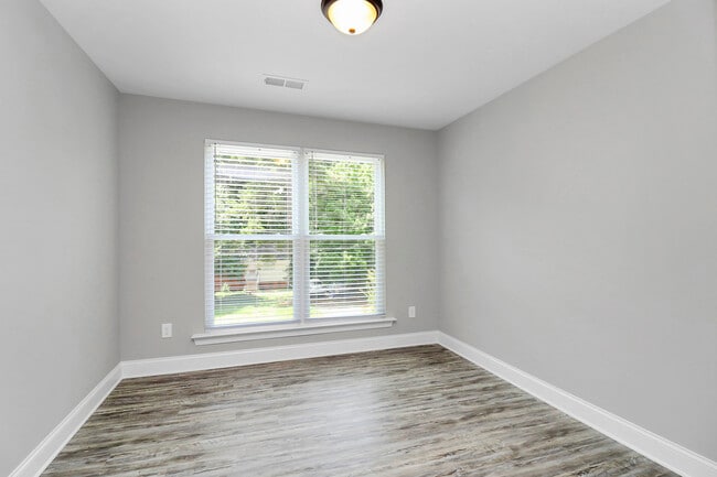 Building Photo - 911 Yellowstone Dr
