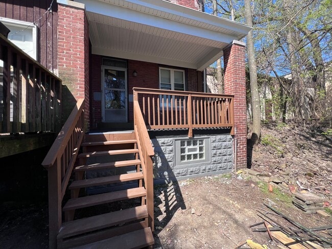 Building Photo - Updated 2BR 1 Bath townhouse with yard!