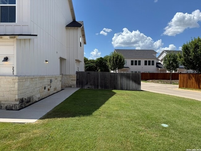 Building Photo - 231 Sapphire Dr