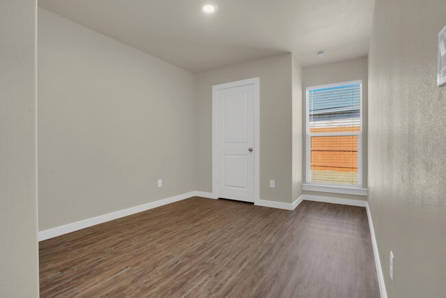 Building Photo - 402 E 30th St