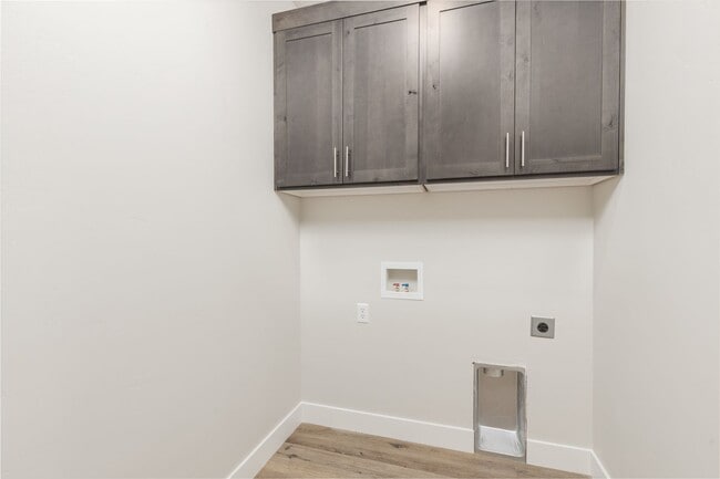 Building Photo - Pet Friendly! - Charming 3 Bedroom Townhome