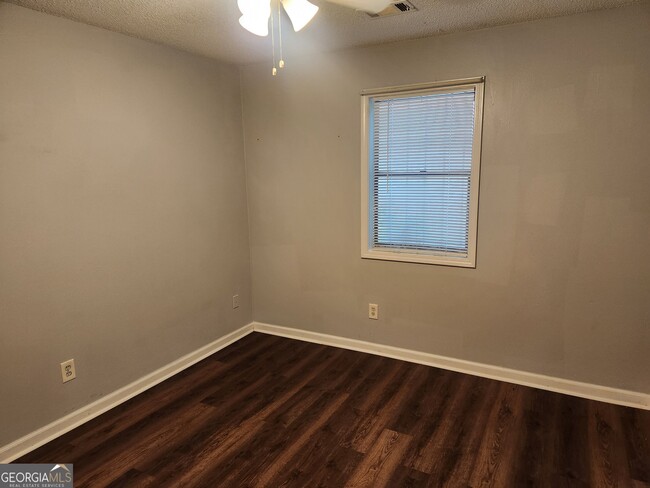 Building Photo - 4002 Hawthorne Cir