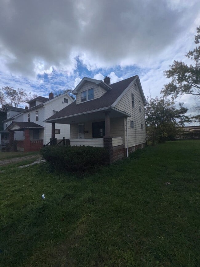 Building Photo - Charming 3-Bedroom Property in Prime Location (SECTION 8 VOUCHERS ACCEPTED)