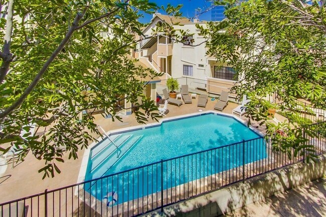 Building Photo - Spacious Townhome in University City for Rent!