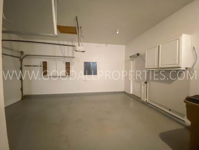 Building Photo - Executive Home - 4 Bedroom, 3.5 Bathroom i...