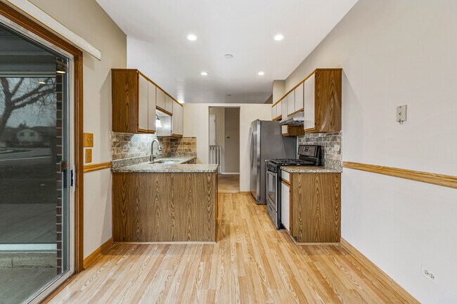Building Photo - 1665 Commodore Ct