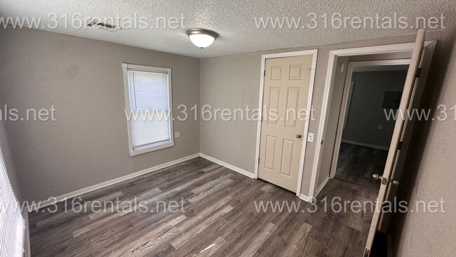 Building Photo - $850 - 2 bedroom/ 1 bathroom - Newly remod...