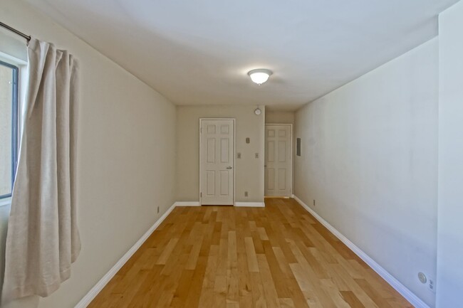 Building Photo - Bright & Airy, 2nd Floor, Corner Unit Cond...