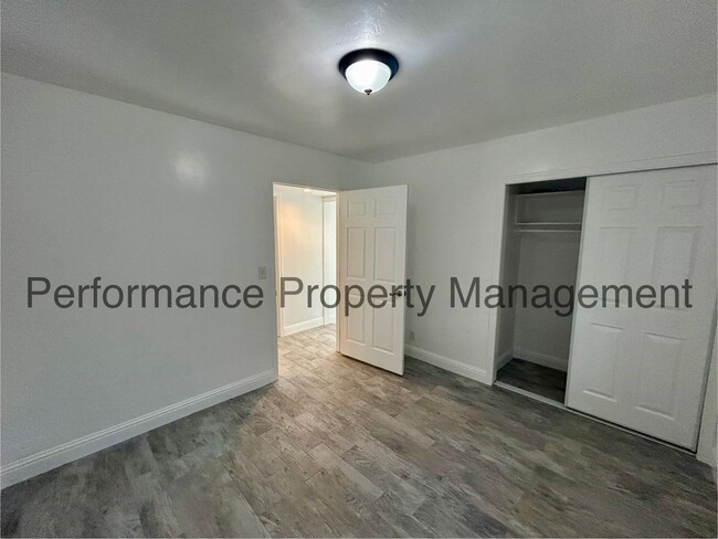 Building Photo - Charming 4 Bed/1 Bath E Bakersfield Home w...
