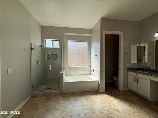 Building Photo - 2417 E Iris Dr