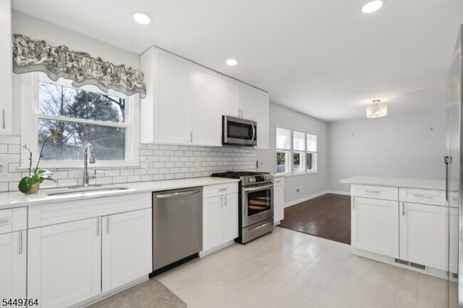 Building Photo - 287 Country Club Dr