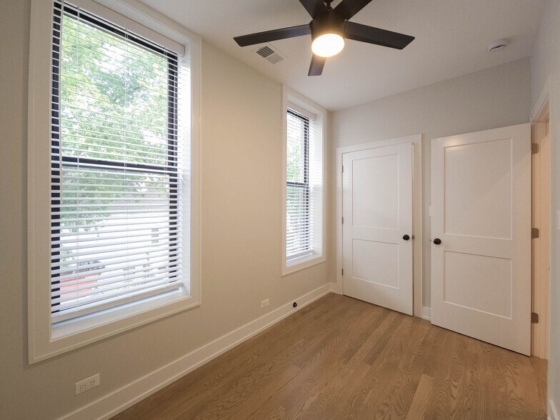 Building Photo - 2057 W Dickens Ave