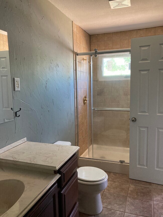 Master, en suite - 1704 W Birge St