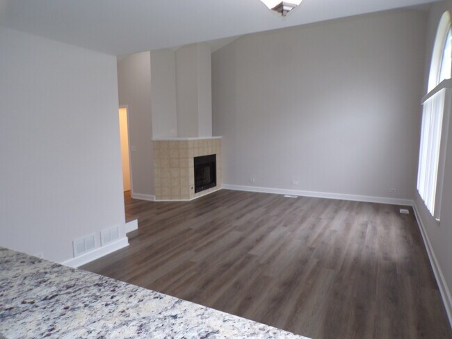 Building Photo - 13 Redbud Ct