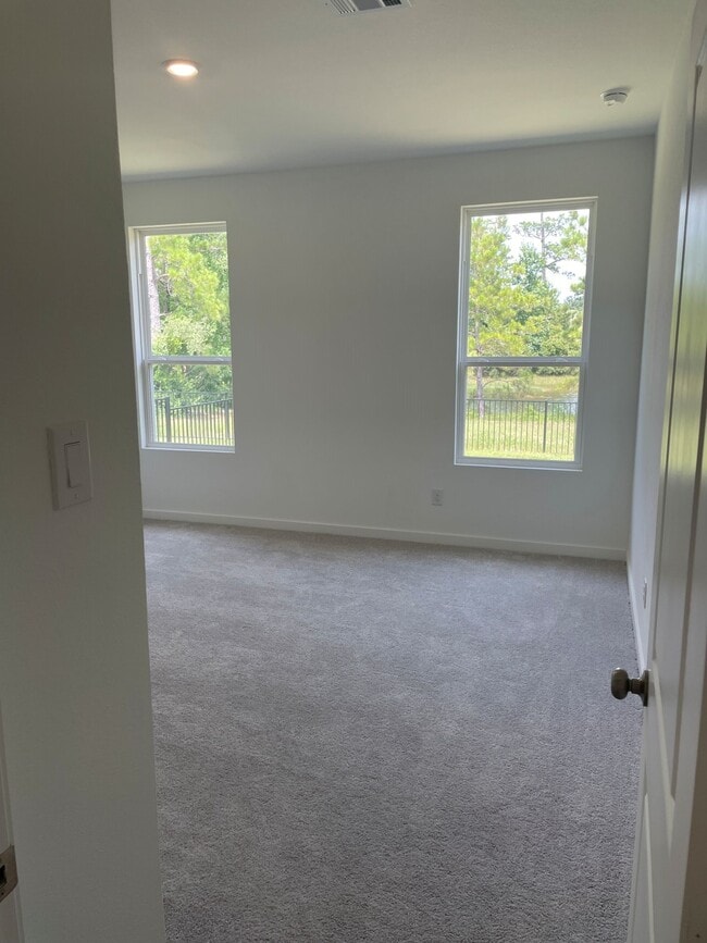 Building Photo - 545 Shoreview Dr