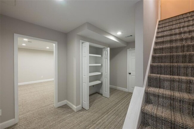 Building Photo - 4648 Calumet Cir NW