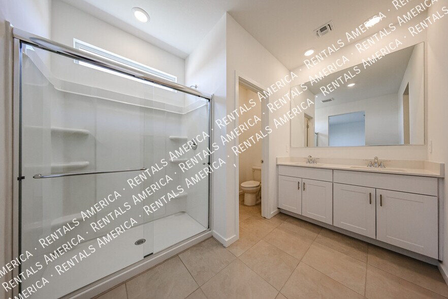 Building Photo - 3380 N Camden Dr