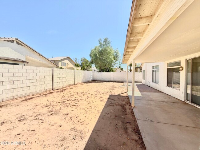Building Photo - 13896 W Wilshire Dr