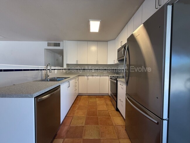 Building Photo - 6410 E Dixileta Dr