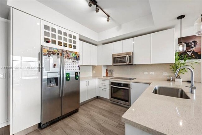 Building Photo - 999 SW 1st Ave