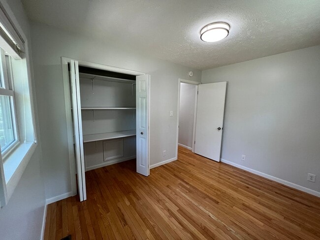 Building Photo - The Little Bungalow of Your Dreams Near East Bay! 2BR / 1BA Long-Term Rental