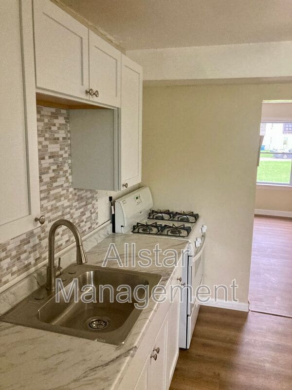 Building Photo - 938 S Central Dr