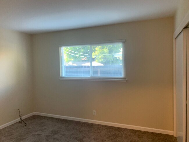 Building Photo - 39-1810