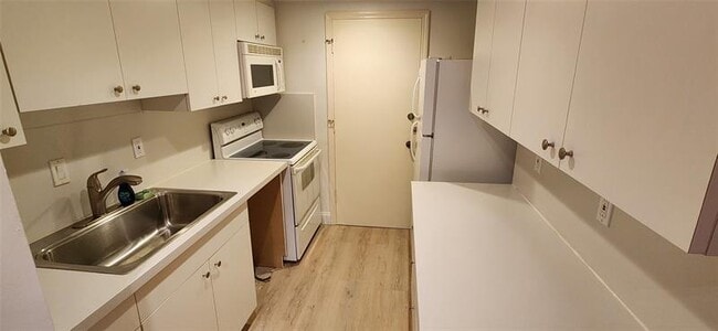 Building Photo - 2190 NE 68th St