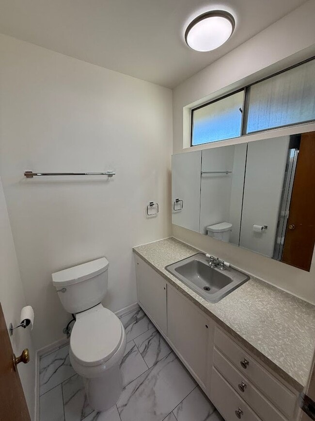 Building Photo - Beautiful 3 Bedroom, 2 Bathroom North Hill...
