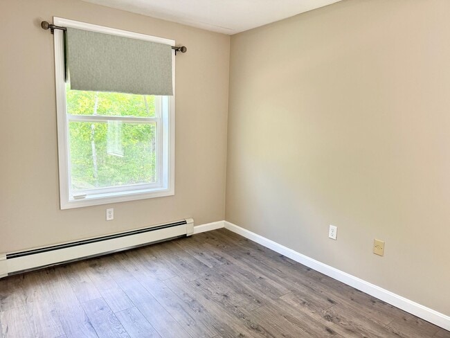 Building Photo - Sunny & Spacious 4 bedroom home