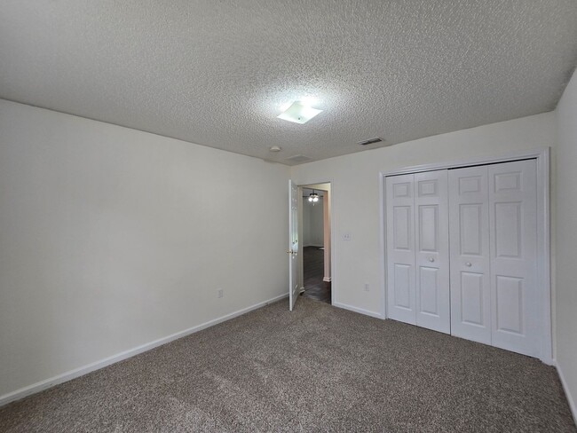 Building Photo - Move-In Special 1/2 Off First Months Rent