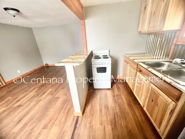 Building Photo - 611 E 6th St