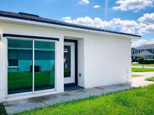 Building Photo - AWESOME CONTEMPORARY DUPLEX