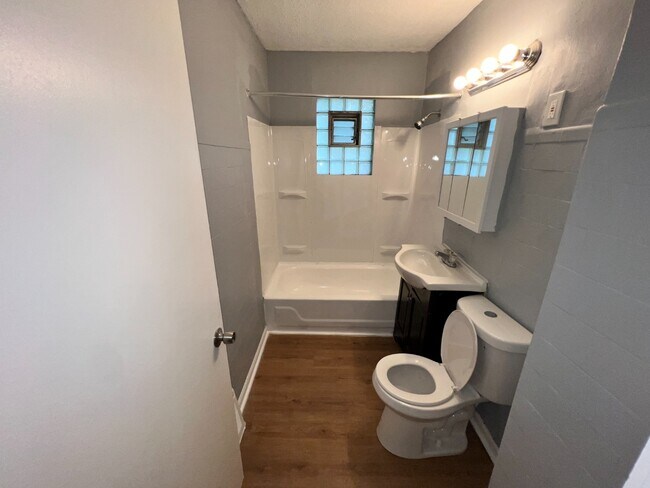 Building Photo - Freshly Renovated 5-Bedroom Home in South Chicago – Available Oct 15