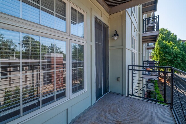 Building Photo - Wonderful 2bd/2bth uptown condo! lots of space in a beautiful building