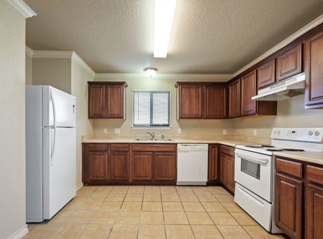 Building Photo - Spacious 3 bedroom 2.5 Bath Duplex in Gate...