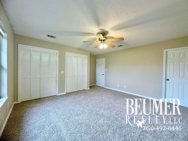 Building Photo - 5027 Shoshone Dr