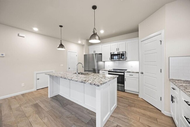 Building Photo - 1721 W Whitney Ln