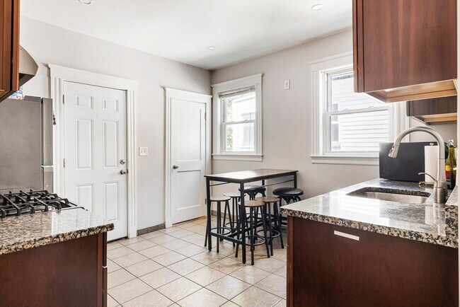 Building Photo - 39 Edison Green