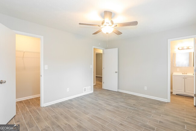 Building Photo - 2974 Landmark Dr SE