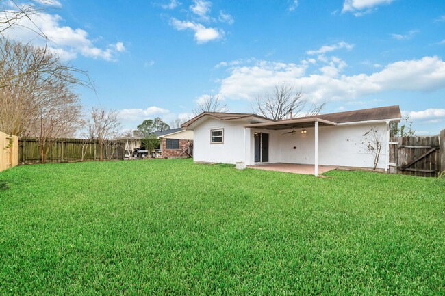 Building Photo - Beautiful and Spacious 4 Bedroom Home