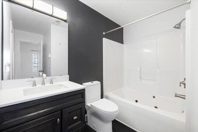 Building Photo - Modern Townhome in Prime Location - Christ...