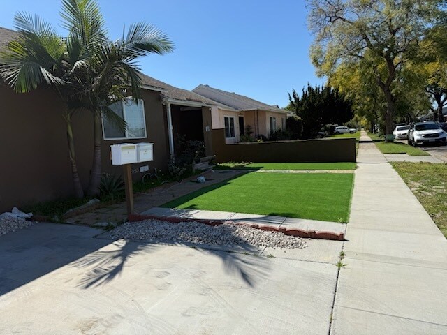 Building Photo - 454 E 63rd St