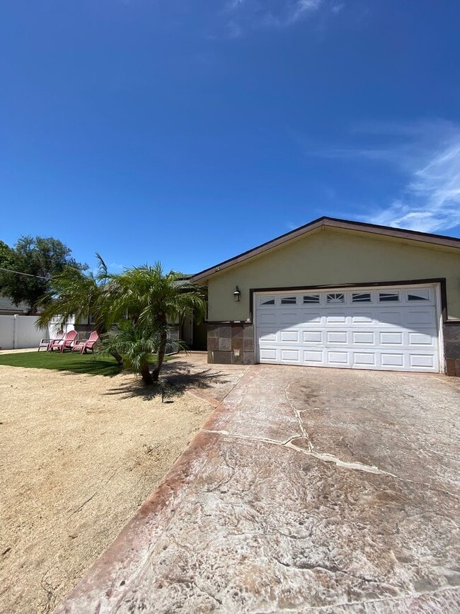 Building Photo - Cul-De-Sac Location, beautiful single leve...
