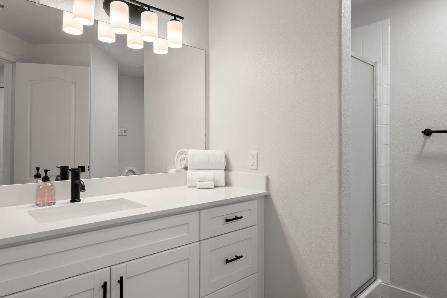 Building Photo - 875 W Pecos Rd