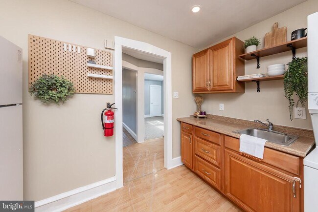 Building Photo - 674 JOHNSON