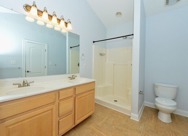 Building Photo - Beautiful Townhome/condo