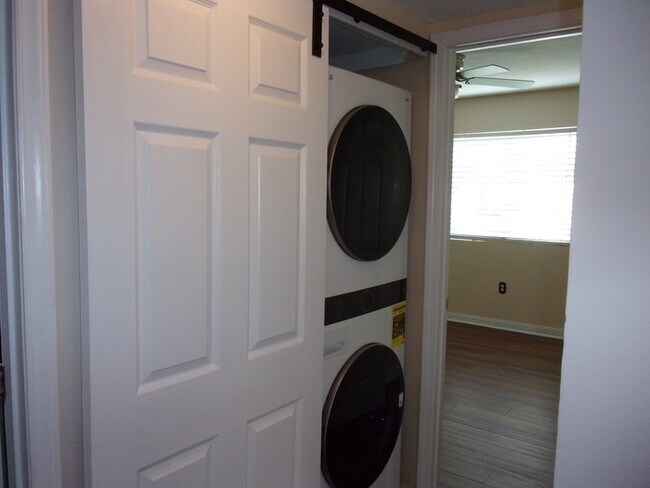 Building Photo - 2 Bedroom 1 Bath Ground Floor Condo in Hunters Trail