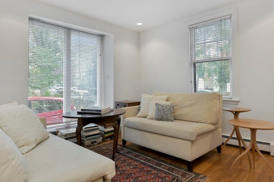 Building Photo - 572 Franklin St